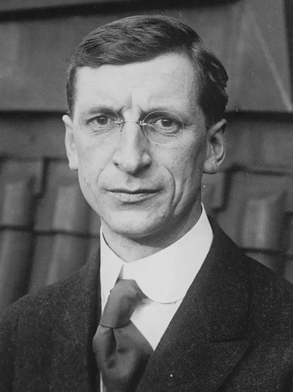 Eamon De Valera orders the American flag flown in Dublin